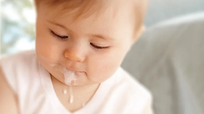 dấu hiệu nhận biết trẻ không hợp sữa công thức